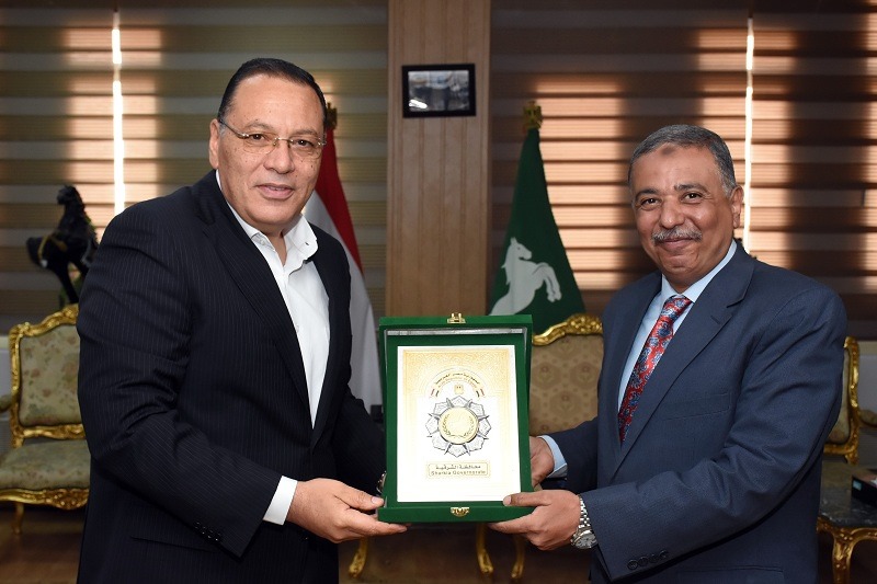 محافظ الشرقية يُكرم السكرتير العام المساعد وبعض رؤساء المراكز 4 تكريم السكرتير العام المساعد
