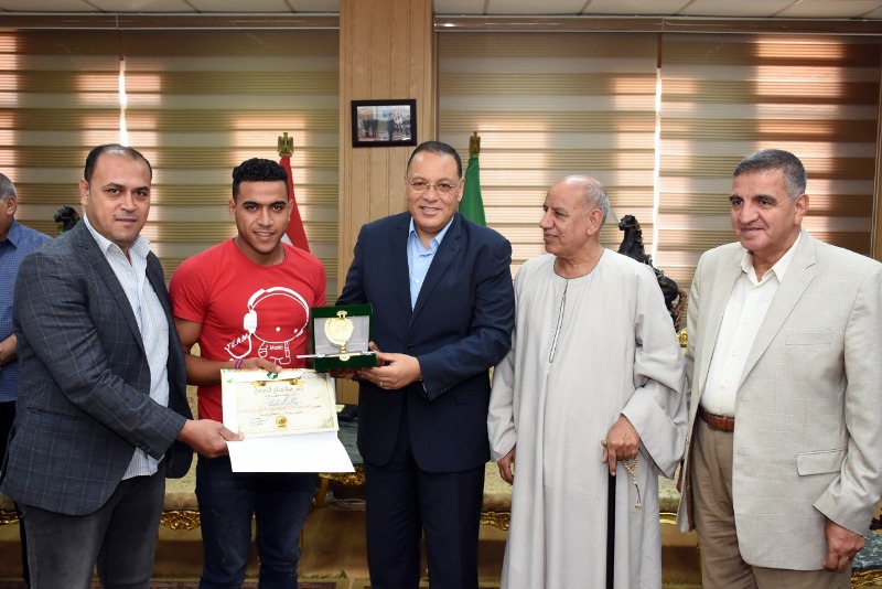 المحافظ يُكرم بطل الشرقية لفوزه في بطولة أفريقيا لسباق الدراجات 1 الشرقية