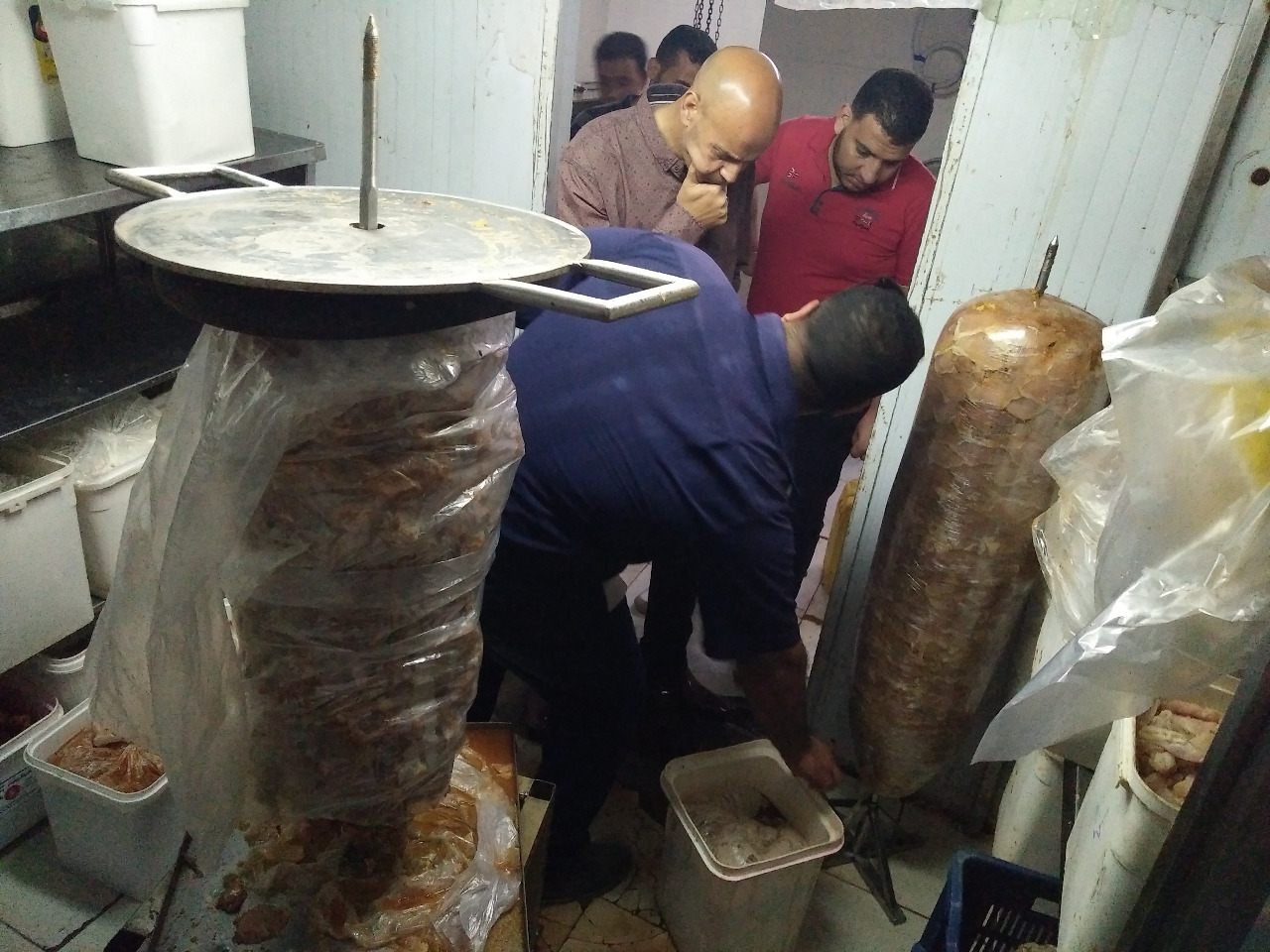 إعدام 700 كيلو أغذية وغلق مطعمين بالزقازيق 1 الزقازيق