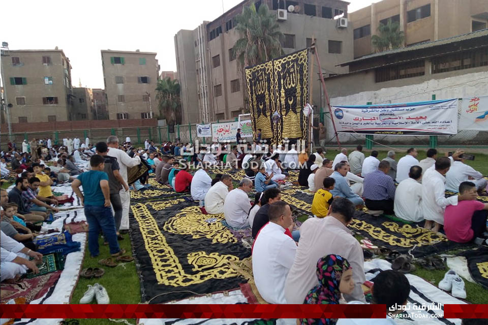 الآلاف من أهالي القنايات يؤدون صلاة عيد الأضحى بملعب المدينة 2 القنايات