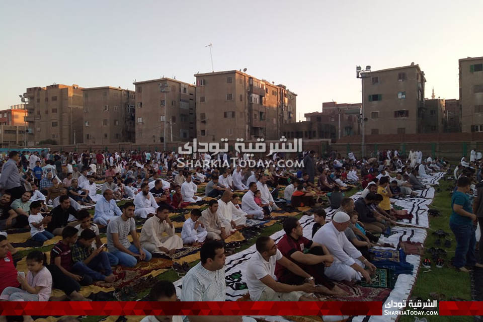 الآلاف من أهالي القنايات يؤدون صلاة عيد الأضحى بملعب المدينة 1 القنايات