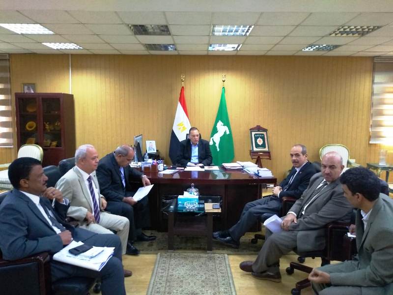 محافظ الشرقية يناقش مسؤولي شركة مشروعات الصرف الصحي 1 محافظ الشرقية