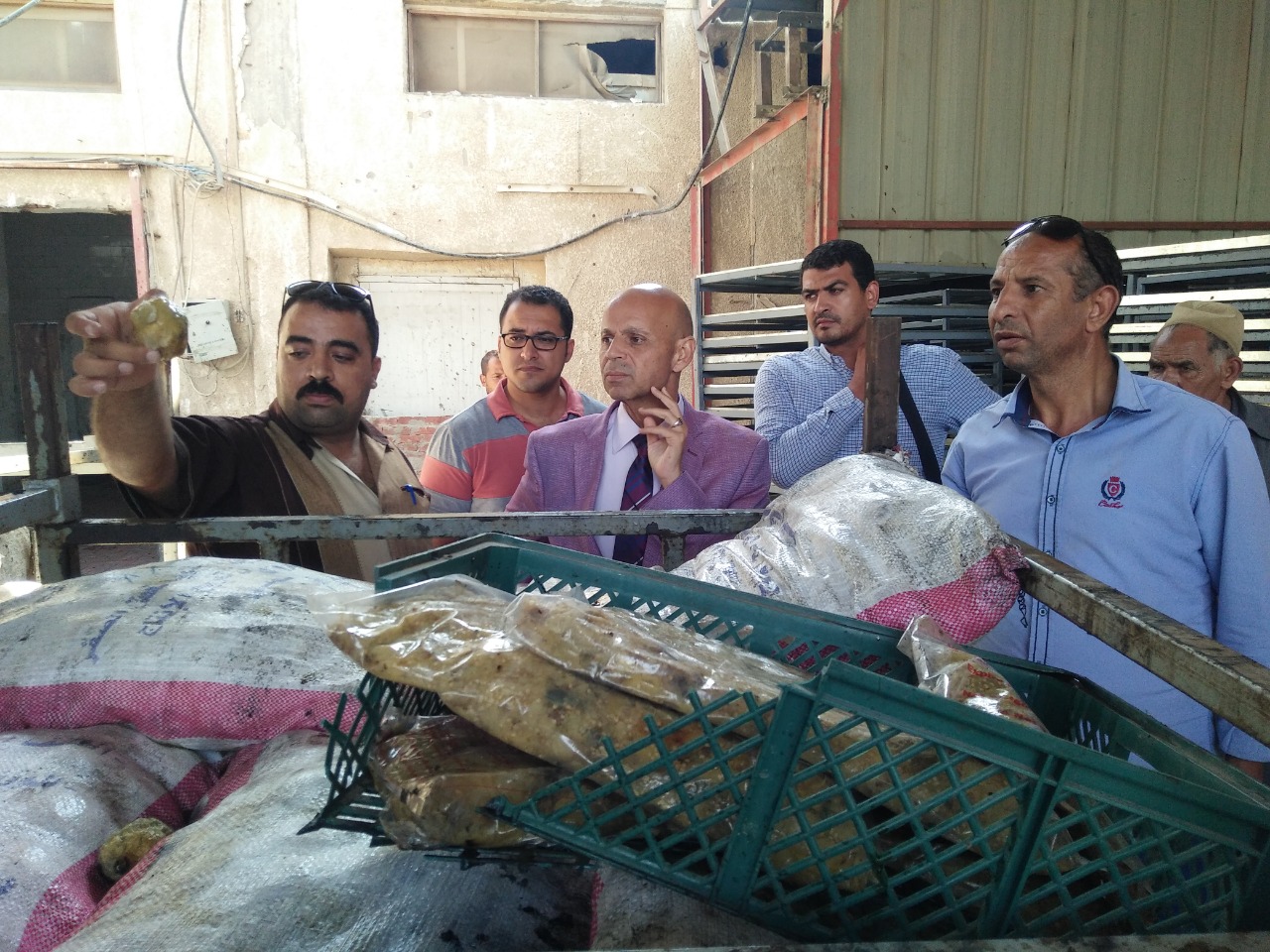 وكيل وزارة الصحة بالشرقية يقود حملة ويضبط أكثر من 4 طن أغذية فاسدة 1 الشرقية